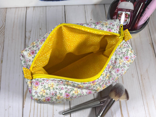 The Spring Daisy Everything Bag