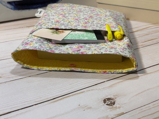 The Spring Daisy Book Sleeve