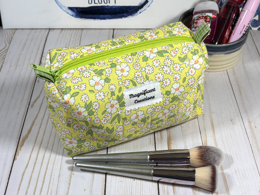The White Daisy on Yellow Everything Bag